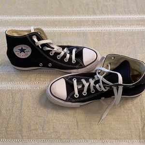 Women’s size 8 converse high top shoes.